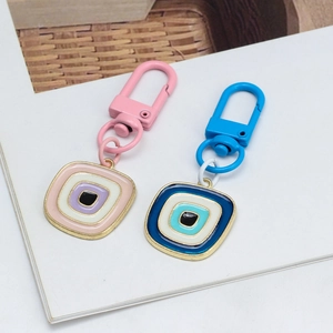 Portachiavi quadrati malocchio in smalto rosa e blu con clip ad anello a D su sfondo bianco