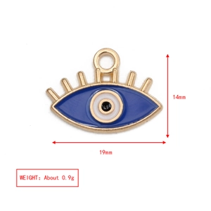 Dettaglio del ciondolo occhio blu con dimensioni 19x14 mm e peso indicato di 0,9g