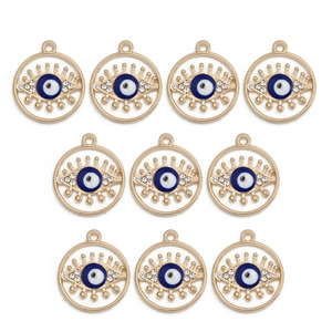 Dettaglio di 10 ciondoli malocchio placcati oro con smalto blu per creazione gioielli DIY