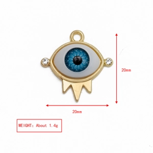 Dettaglio del ciondolo Evil Eye da 20mm in oro con resina blu e piccoli diamanti