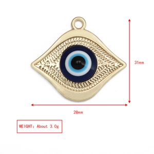 Dettaglio del ciondolo Evil Eye dorato da 31mm con dimensioni e peso dell'oggetto