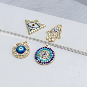 Macro di ciondoli malocchio placcati in oro con cristalli blu e mano di fatima per gioielli