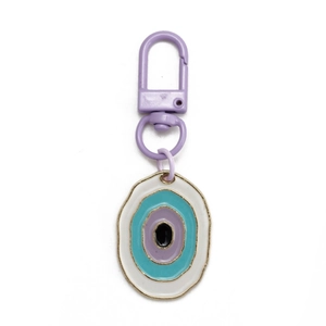 Portachiavi Evil Eye viola con bordo dorato e chiusura a molla su sfondo bianco