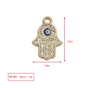Vista dettagliata del ciondolo Mano di Fatima con occhio e dimensioni di 21mm x 14mm