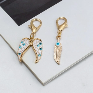 Pendentifs aile et plume œil maléfique dorés avec fermoir mousqueton pour sacs