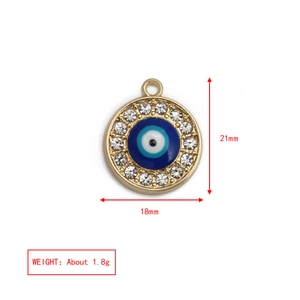 Dettaglio del ciondolo malocchio con smalto blu e strass bianchi, misura 21x18mm