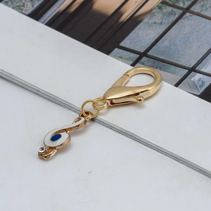Vue macro détaillée d'un pendentif clé de sol doré avec incrustation en émail blanc