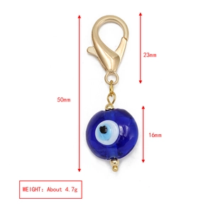 Détail macro du pendentif œil bleu de 50mm avec dimensions et fermoir mousqueton doré