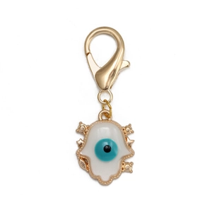 Détail du porte-clés Main de Fatma dorée avec émail oeil bleu et fermoir mousqueton