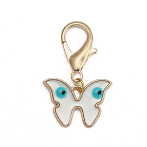 Détail du pendentif papillon œil maléfique avec cadre doré et fermoir mousqueton