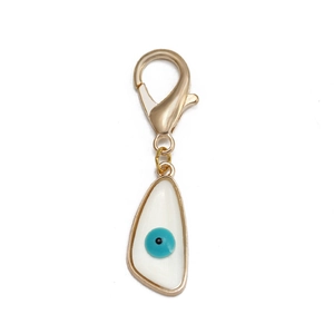Détail d'un porte-clés œil bleu avec fermoir doré et pendentif en forme de goutte