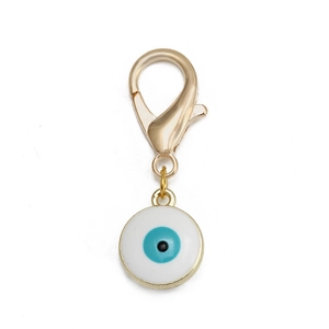 Détail du fermoir mousqueton doré avec pendentif œil porte-bonheur en émail blanc et bleu