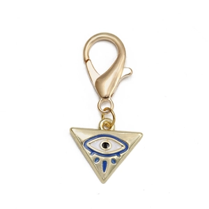 Gros plan détaillé du pendentif œil porte-bonheur doré avec émail bleu chic
