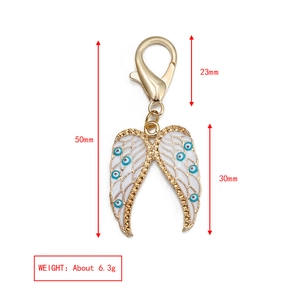 Vue détaillée des dimensions du pendentif aile mauvais œil doré avec fermoir et poids indiqué