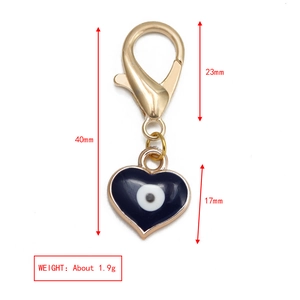 Vue macro d'un porte-clés œil bleu doré avec pendentif cœur et dimensions de 40mm