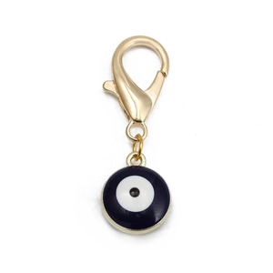 Détail du fermoir mousqueton doré et du pendentif œil porte-bonheur en émail bleu clair