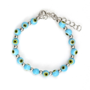 Pulsera ajustable de cuentas ojo turco azul claro con espaciadores de metal plateado en blanco