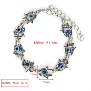 Detalle de pulsera ojo turco y mano de Fátima azul claro con medidas de producto