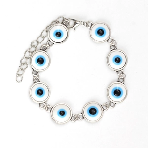 Detalle de pulsera del mal de ojo en aleación con colgantes azules y cierre de langosta