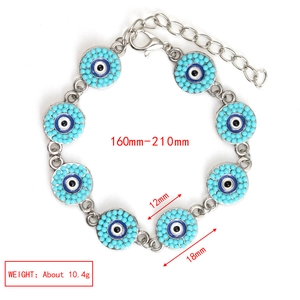 Detalle de pulsera Ojo Turco azul con medidas de 160 mm a 210 mm y cierre de langosta