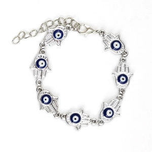 Detalle de pulsera Mano de Fátima plateada con dijes de Ojo Turco azul y cierre ajustable