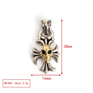 Colgante de cruz gótica plateada con calavera dorada y dimensiones de 30mm por 16mm