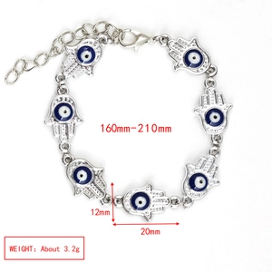 Detalle de pulsera Mano de Fátima plateada con ojo turco azul y cadena ajustable 160mm-210mm
