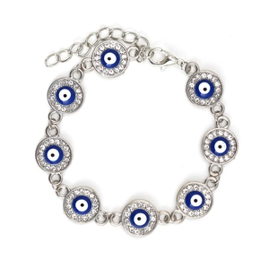 Detalle de la pulsera Evil Eye plateada con anillos de esmalte azul y brillantes pedrería