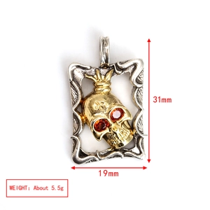 Colgante calavera gótica con ojos rojos de 31mm por 19mm y peso de 5,5g