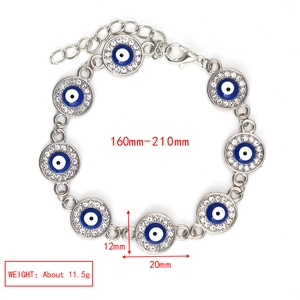 Vista detallada de la pulsera Evil Eye en metal plateado con brillantes pedrería azul