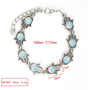Detalle de pulsera Mano de Fátima con ojo turco y longitud ajustable de 160 mm a 210 mm