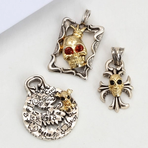 Set de colgantes de calavera gótica en plata y oro, con cruz y diseños grabados a mano