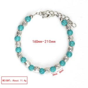 Detalle de la pulsera Evil Eye azul claro con cuentas turquesas y cierre de mosquetón ajustable