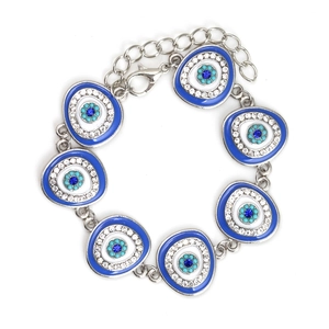 Detalle de pulsera de ojo turco en aleación con esmalte azul y circonitas blancas finas