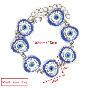 Detalle de pulsera ojo turco azul con strass y cierre de mosquetón ajustable de calidad