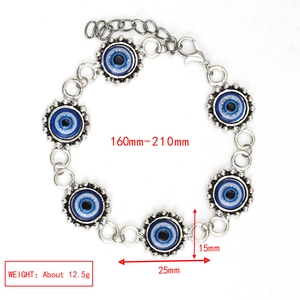 Detalle de pulsera Evil Eye plateada con longitud ajustable 160-210mm y peso de 12,5g