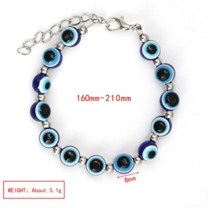 Detalle de pulsera de Ojo Turco azul claro con cuentas de plata y longitud de 160-210 mm