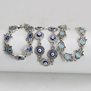 Pulseras plateadas de ojo turco y mano de Fátima con cuentas azules y pedrería