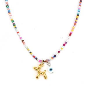 Détail d'un collier de perles colorées avec chien ballon doré et pendentif œil bleu