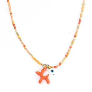 Détail du collier perlé avec pendentif chien ballon en résine orange et œil protecteur