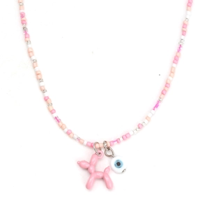 Détail du pendentif chien ballon rose et de l'œil maléfique sur un collier en perles