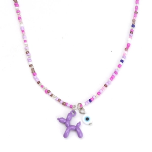 Détail d'un collier de perles fait main avec chien ballon violet et pendentif mauvais œil