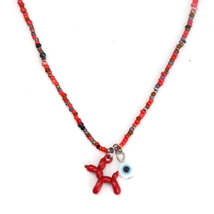 Détail du collier de perles bohème avec breloque chien ballon rouge et pendentif œil bleu