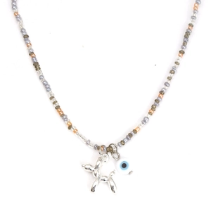 Détail du collier de perles avec chien ballon argenté et pendentif Evil Eye bleu