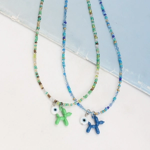 Détail de colliers de perles Y2K avec pendentifs chien ballon et œil maléfique colorés