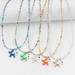 Ensemble de colliers en perles faites main avec œil bleu et breloques chien ballon