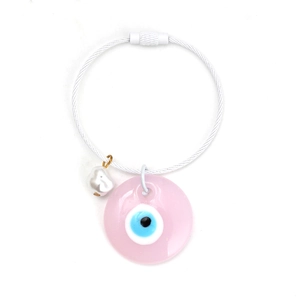 Detalle de colgante de ojo turco rosa con perla barroca en anillo de acero blanco