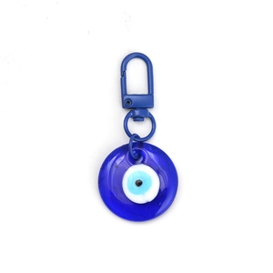 Detalle del llavero del Ojo del Mal azul con cierre de metal azul y colgante de cristal