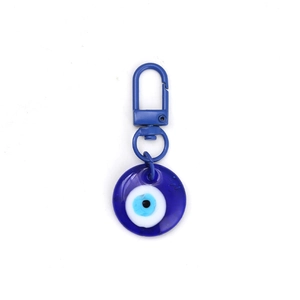 Detalle del colgante de cristal de ojo turco azul con cierre de langosta lacado azul