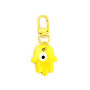 Detalle del llavero de mano Hamsa amarillo con ojo azul y cierre de mosquetón